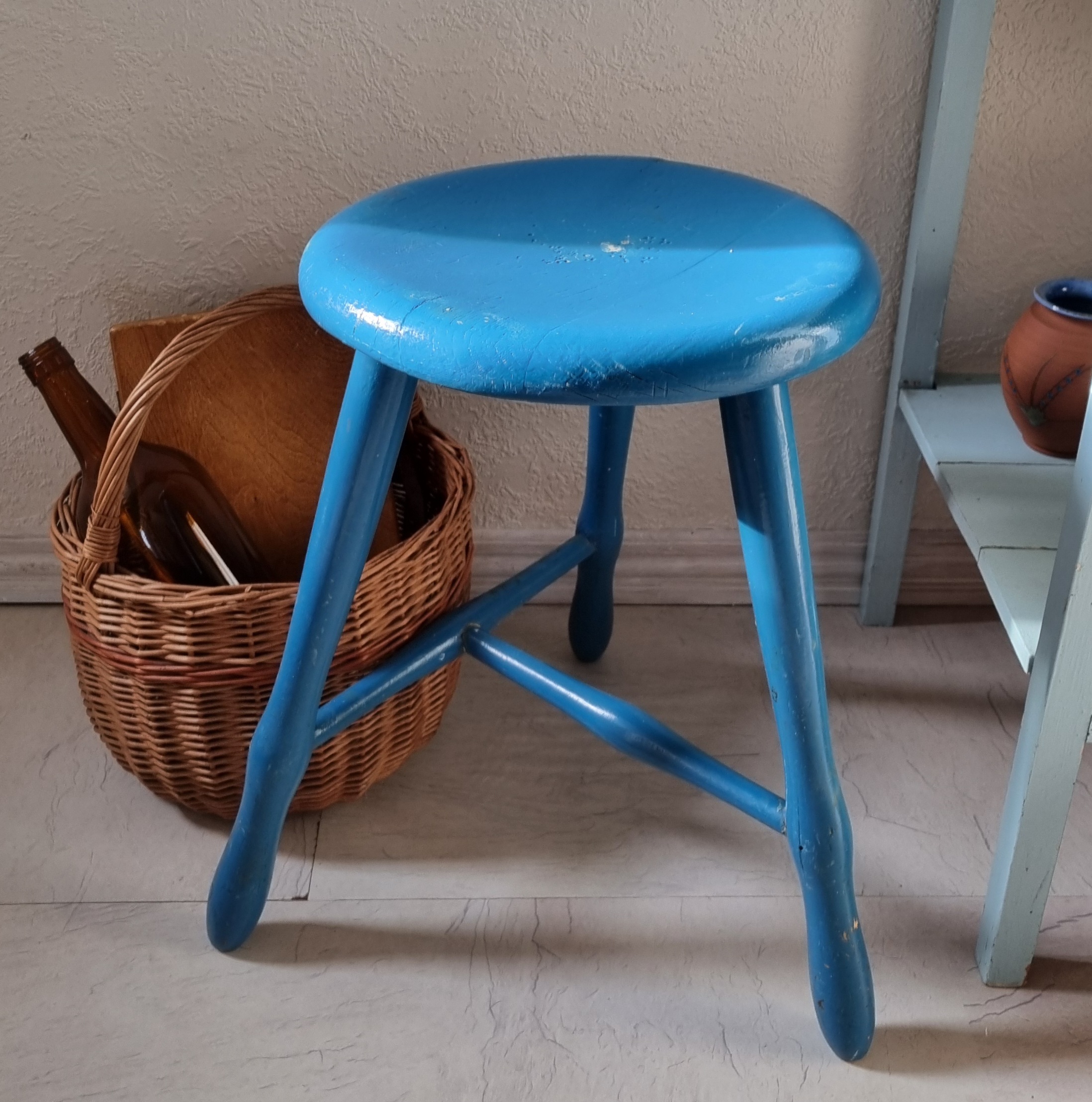 Flot gammel runsd skammel - fin køkkenblå