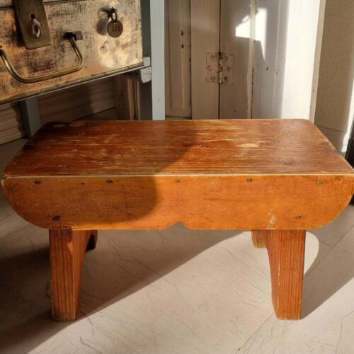 Antik lille skammel – i robust og fin stand