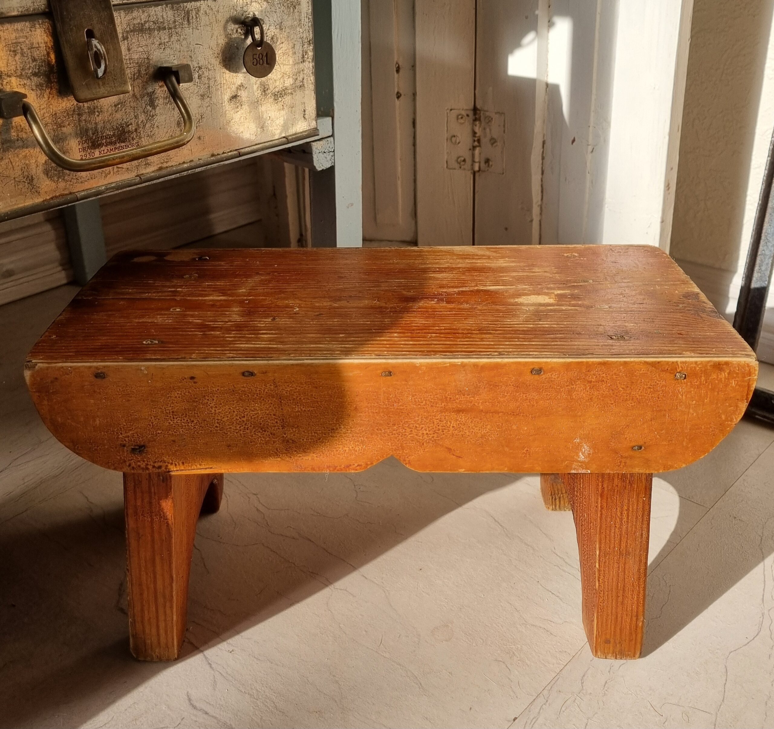 Antik lille skammel - i robust og fin stand