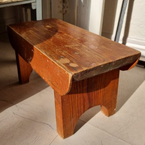 Antik lille skammel – i robust og fin stand