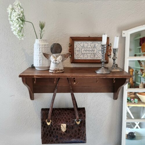 Flot gammel hylde med kroge og fin patina