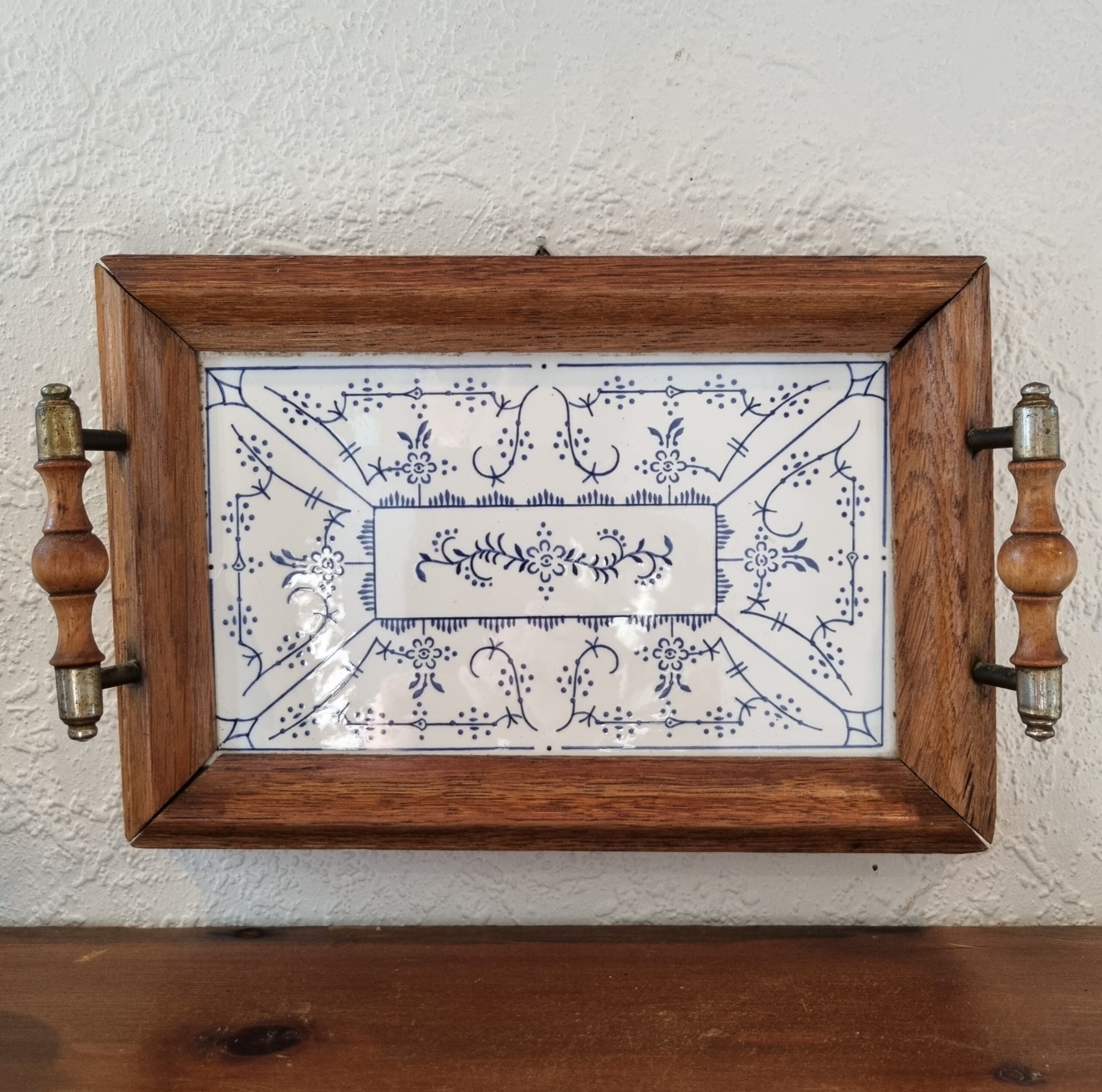 Fin lille Musel malet porcelæns bakke