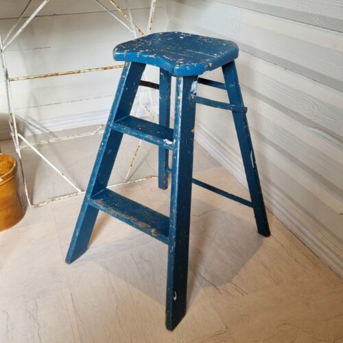 Flot gammel trappestige – fin køkkenblå