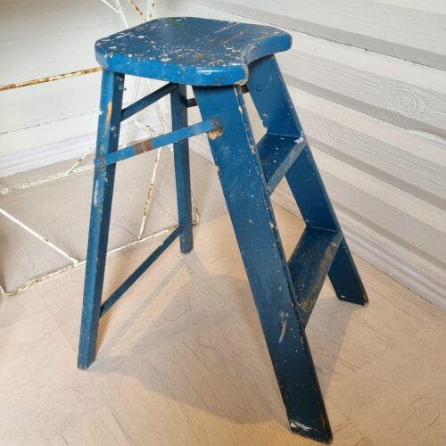 Flot gammel trappestige – fin køkkenblå