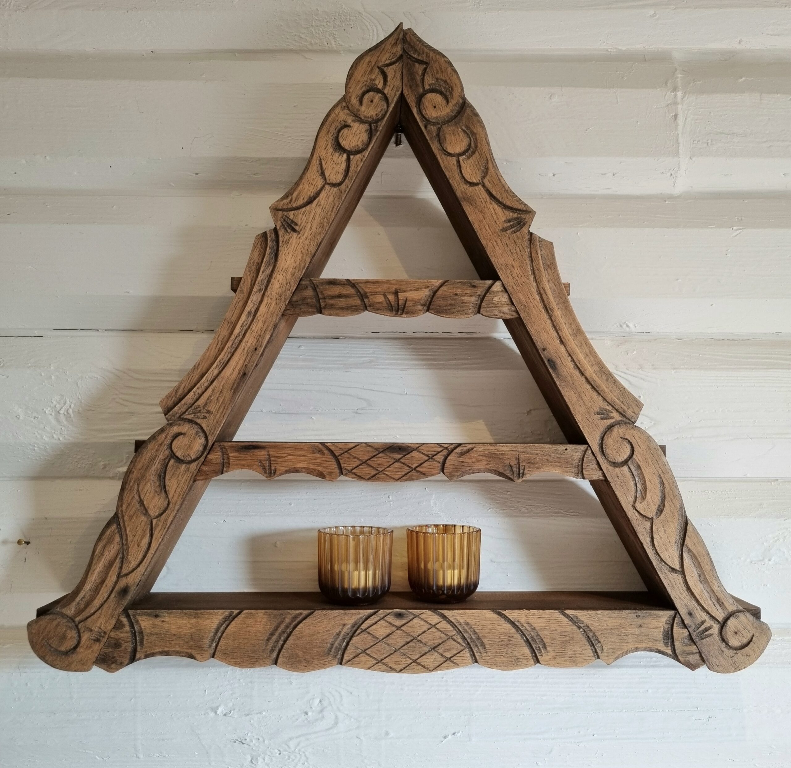 Sød gammel Amagerhylde i smukt træ