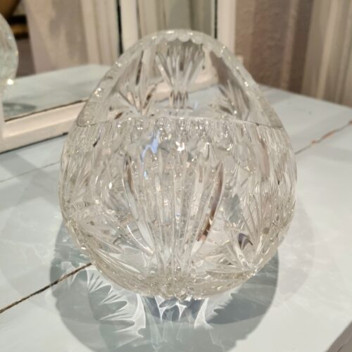 Kraftig bådformet glasskål med smukt mønster