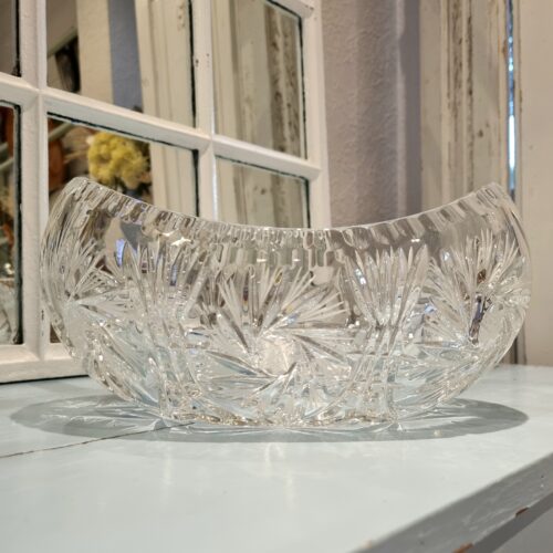 Kraftig bådformet glasskål med smukt mønster