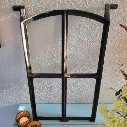 Flot lille staldvindue i robust støbejern – uden glas
