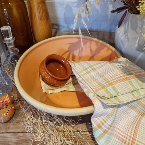 Fint gammelt dejfad med orange glasur