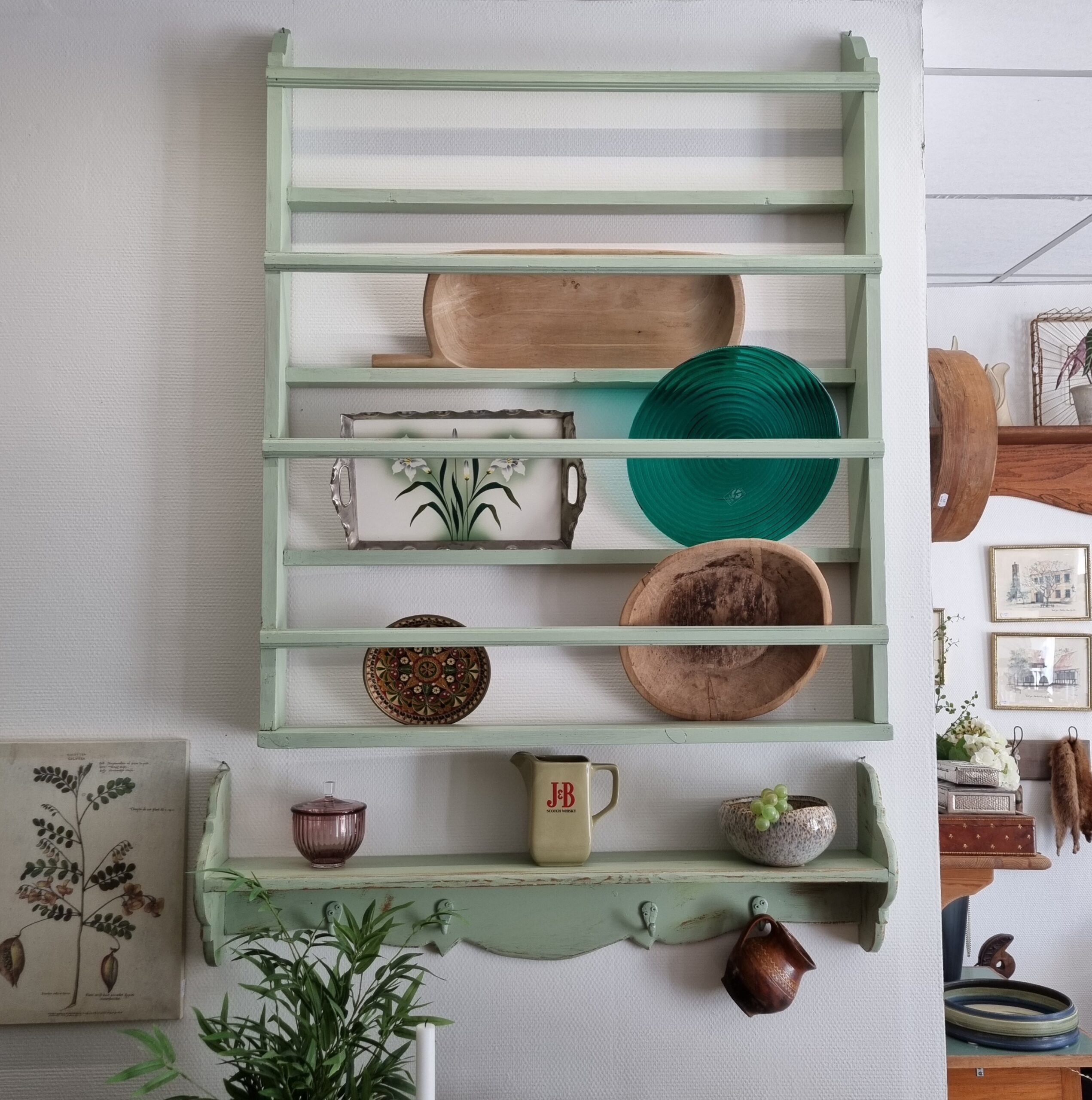 Pastelgrøn hylde med knager - flot og praktisk - Billede 7