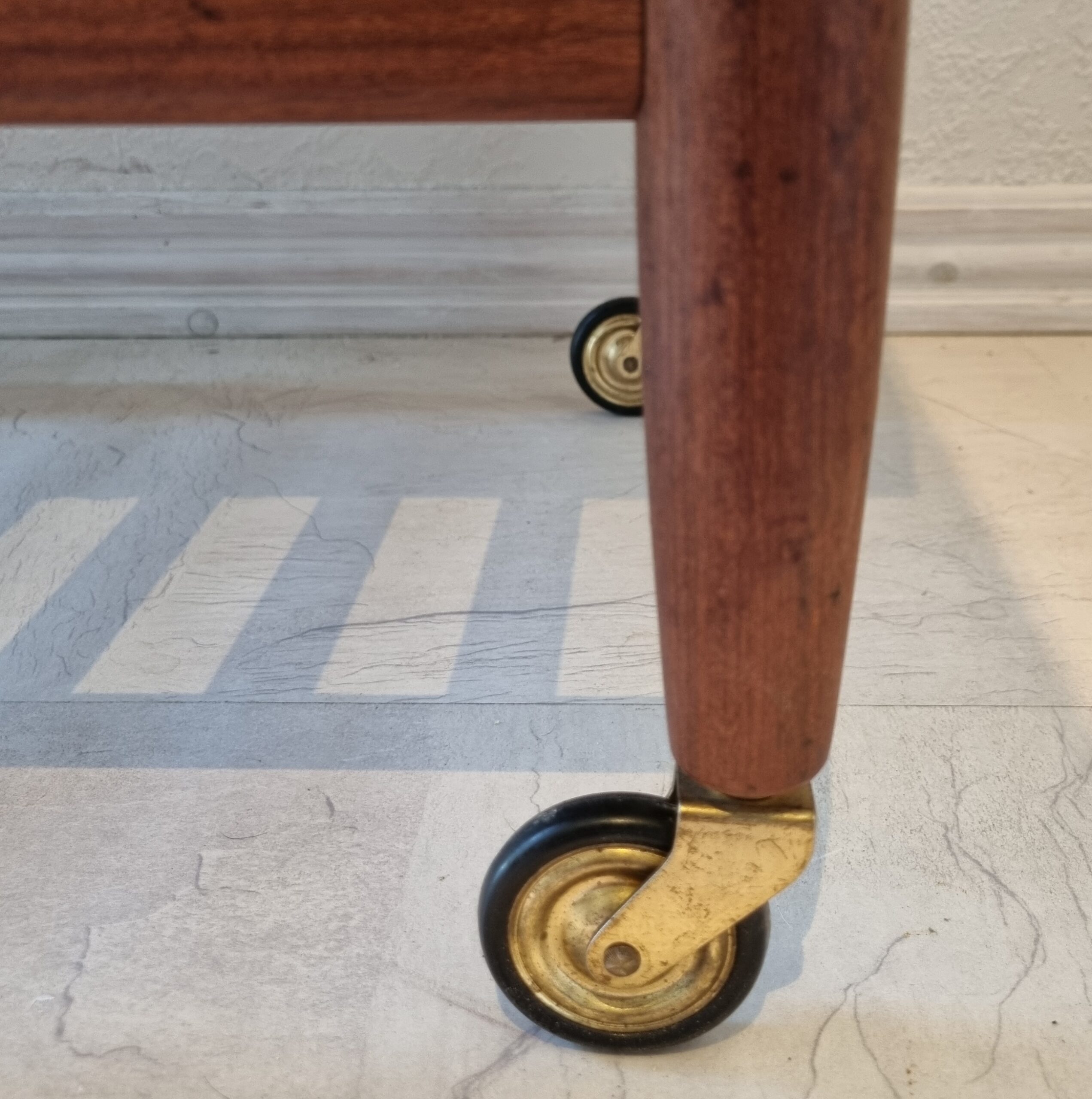 Flot Vitzé teak sybord med hjul og kurv - skøn retro - Billede 9