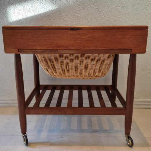 Flot Vitzé teak sybord med hjul og kurv – skøn retro