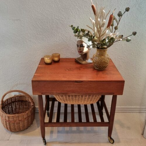 Flot Vitzé teak sybord med hjul og kurv – skøn retro