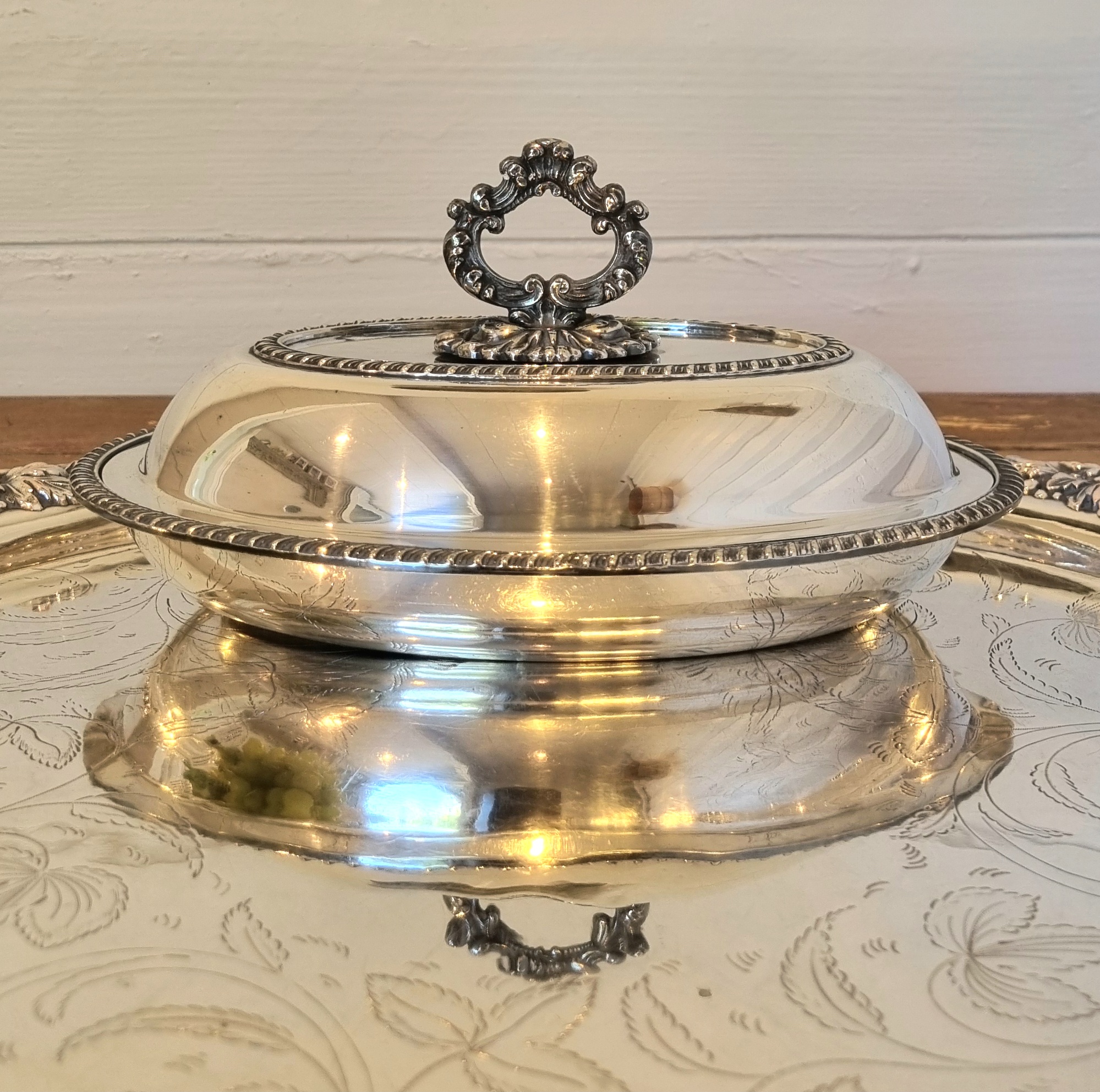 Elegant terrin med låg i pletsølv