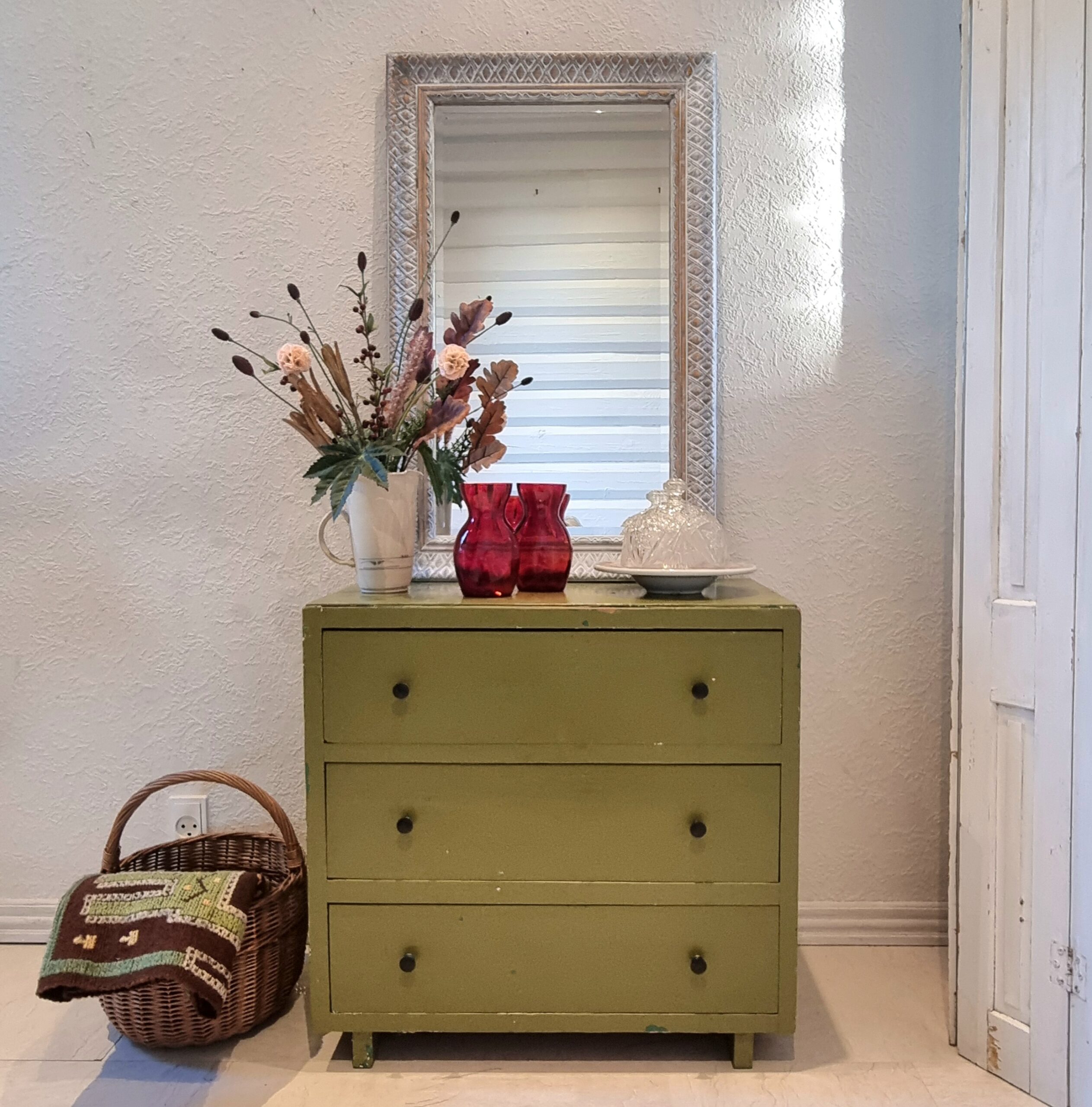 Grøn gammel kommode med fin afskalning