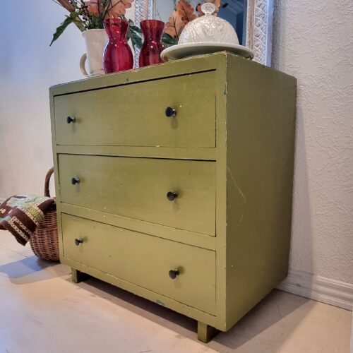 Grøn gammel kommode med fin afskalning