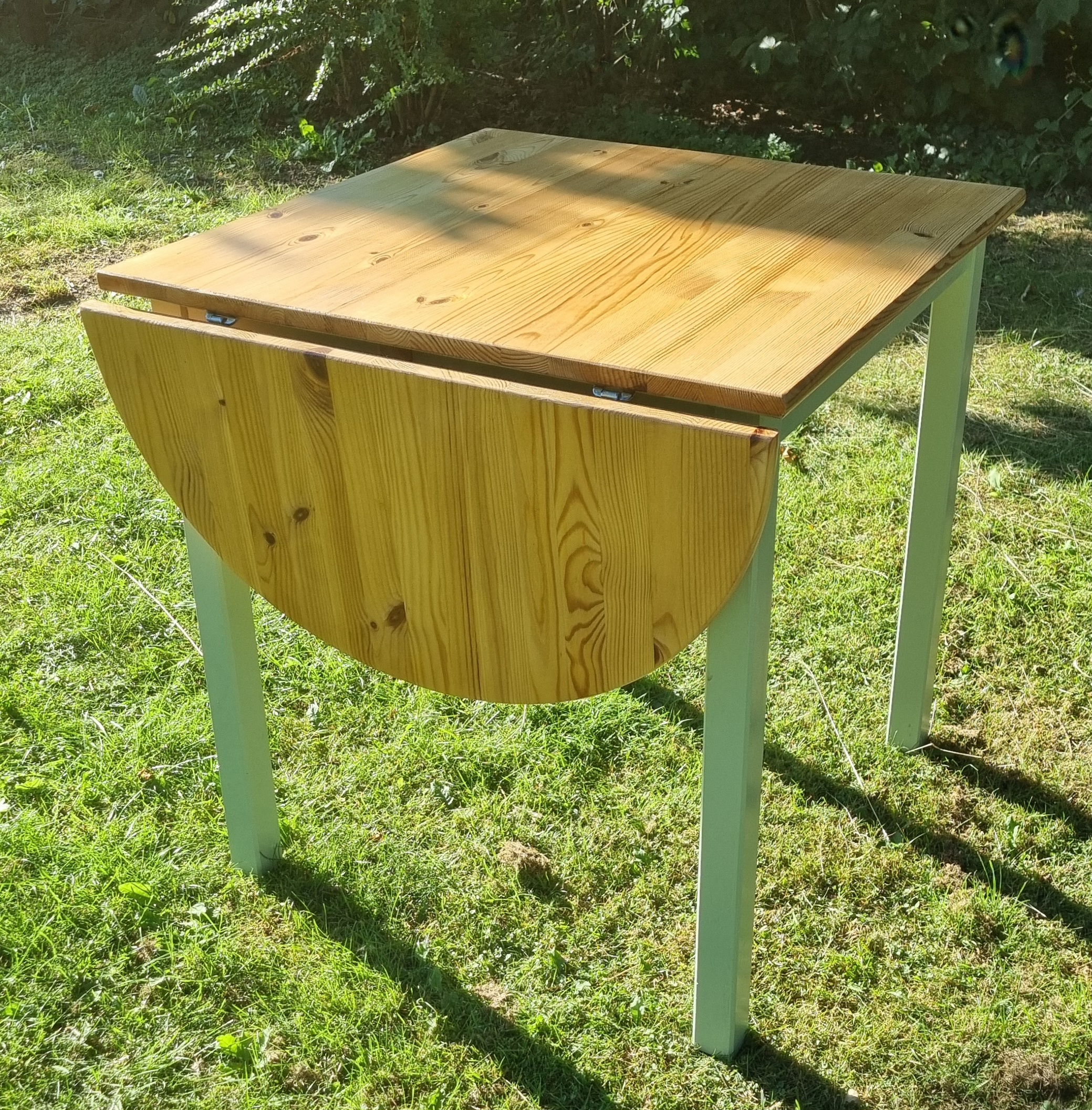 Fint lille spisebord med klap og flot slebet bordplade