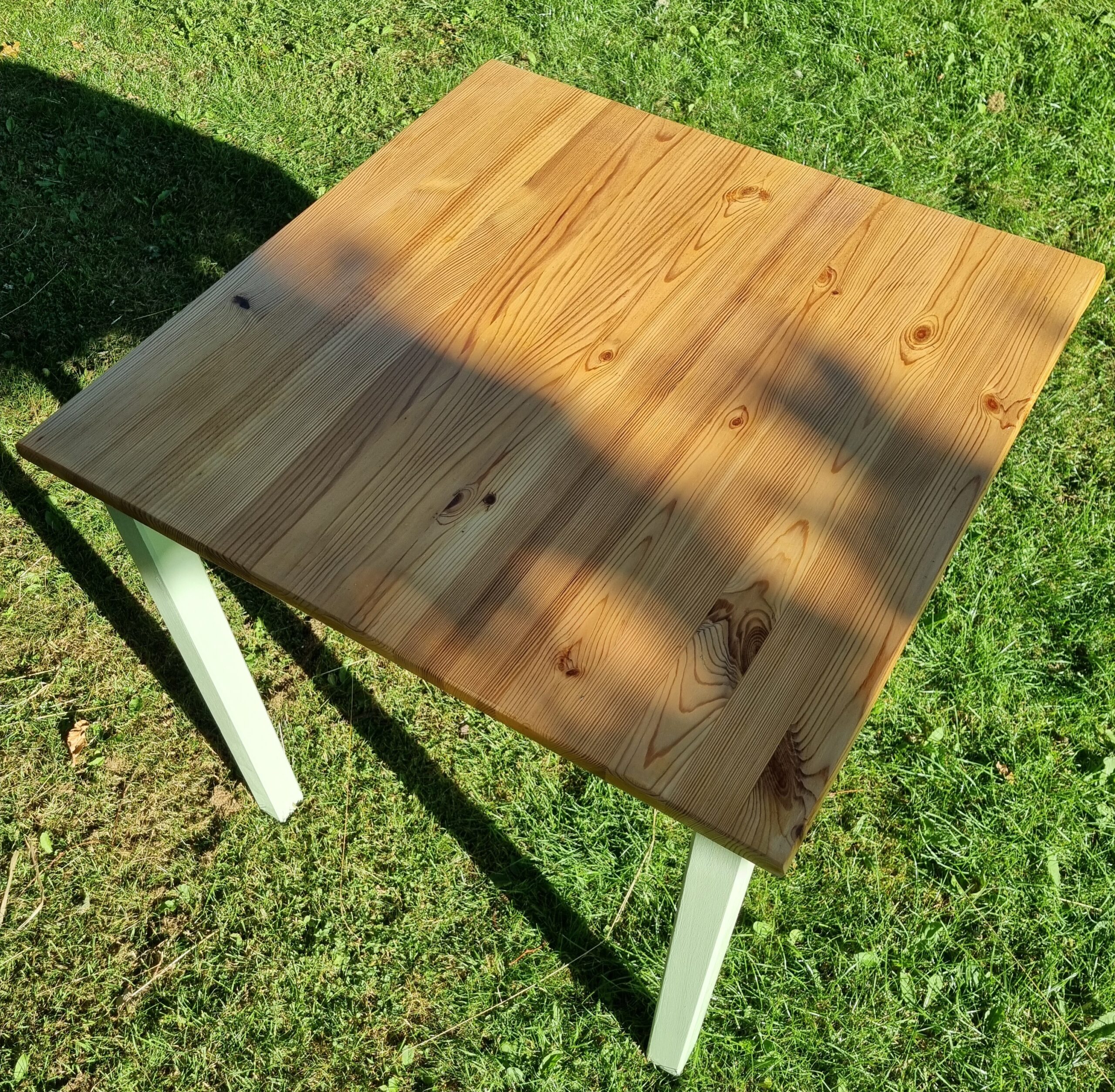 Fint lille spisebord med klap