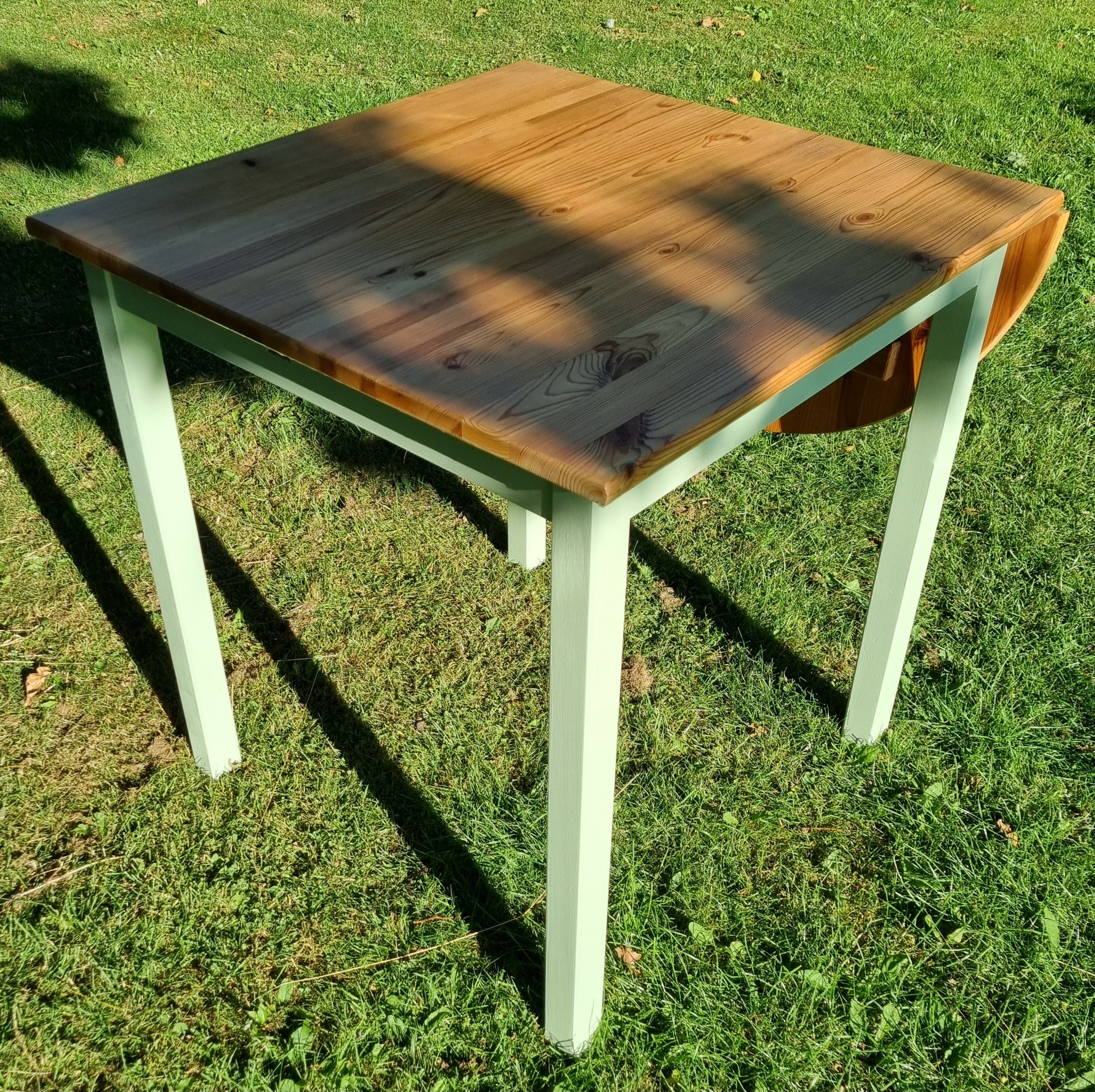 Fint lille spisebord med klap