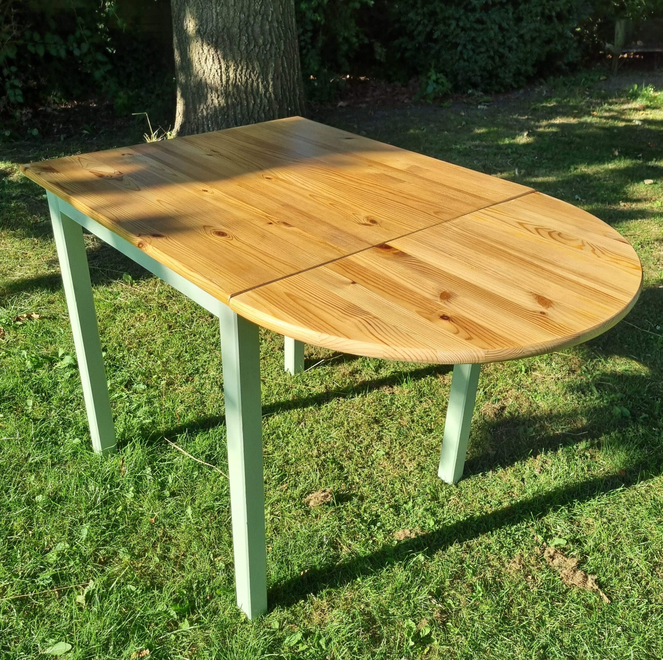 Fint lille spisebord med klap