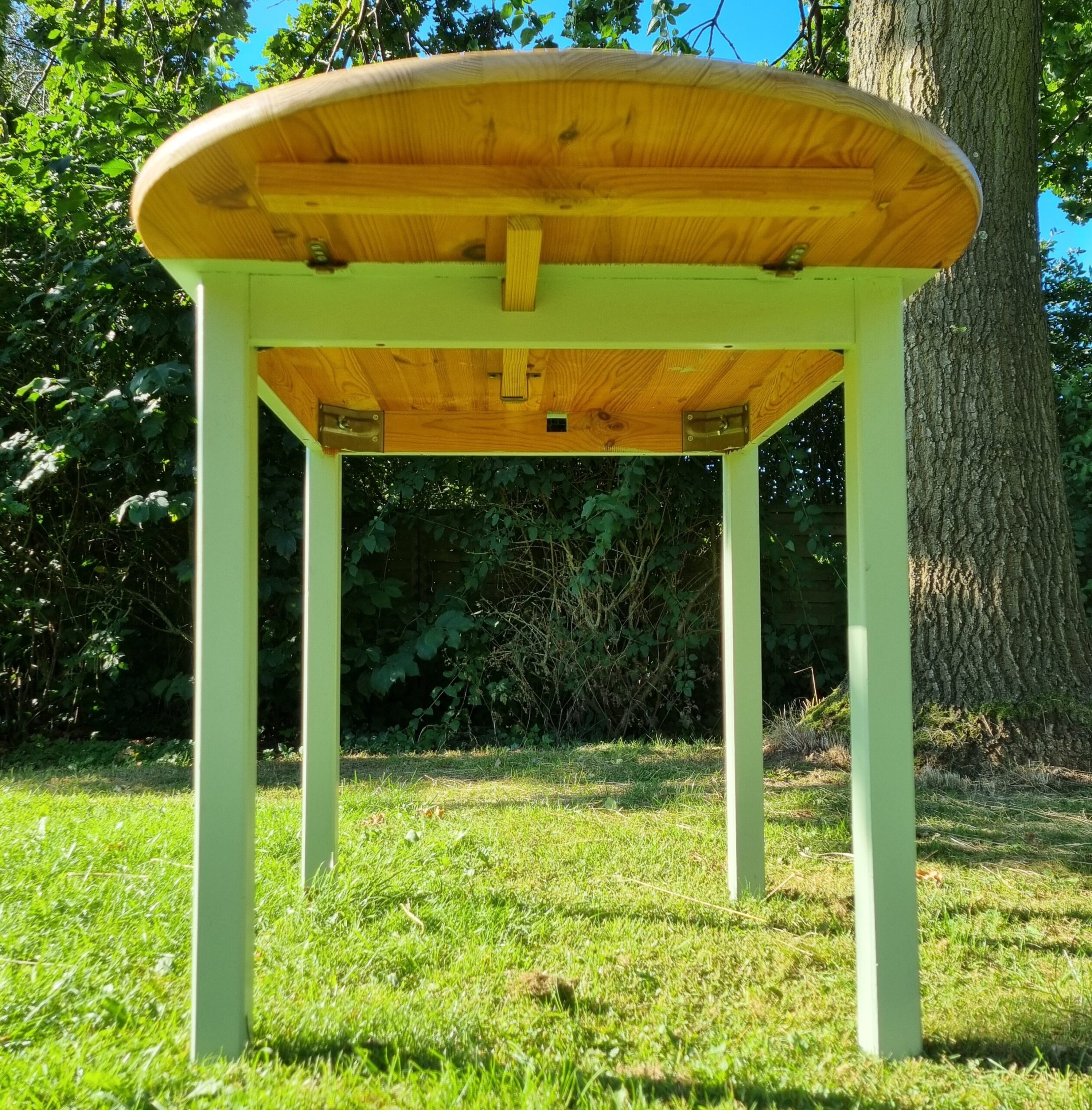 Fint lille spisebord med klap