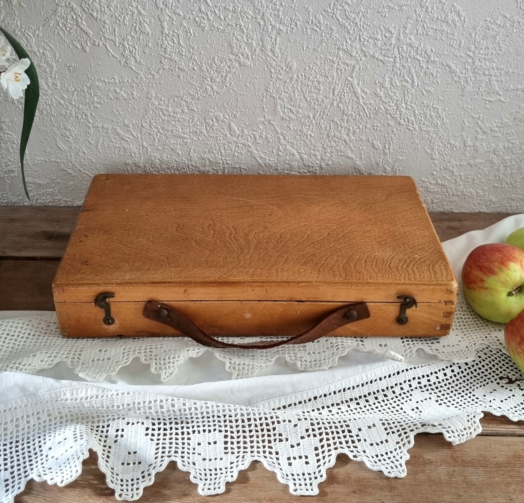 Fin gammel maler kasse med læderhank og patina