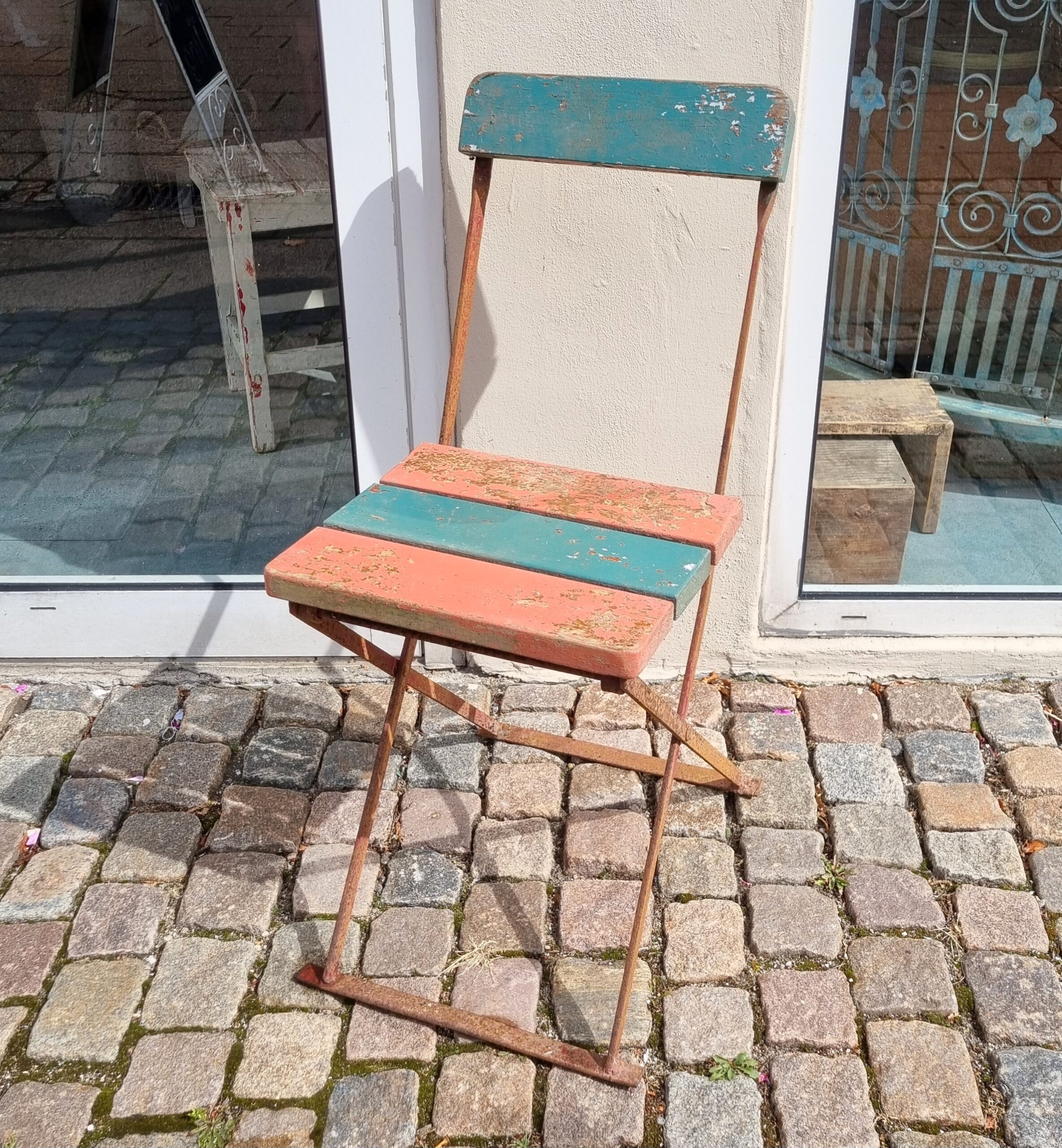 Flot klapstol i jern og træ