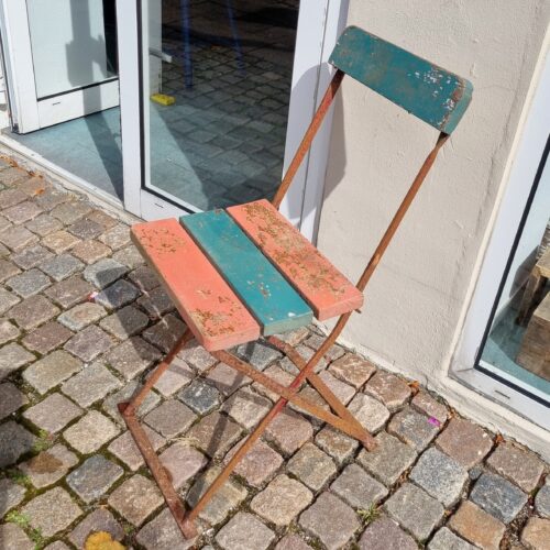 Flot klapstol i jern og træ – med skøn patina