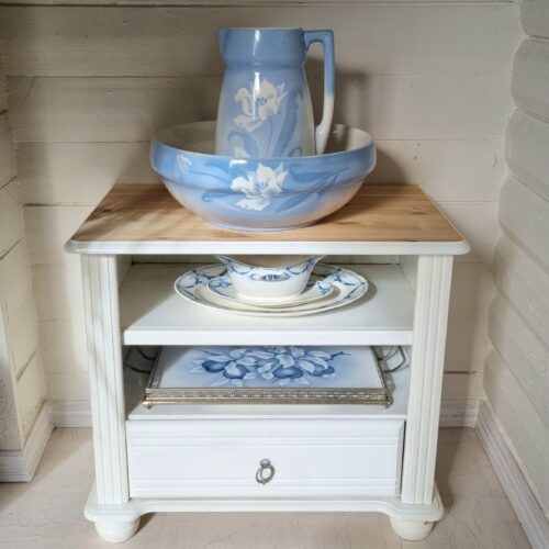 Flot lille hvid reol – velegnet som f.eks tv.- bord