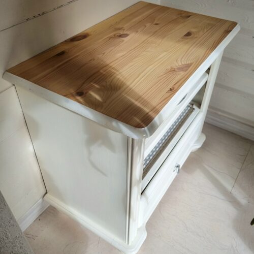 Flot lille hvid reol – velegnet som f.eks tv.- bord