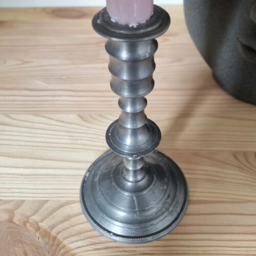 Smuk gammel tinstage med fine detaljer