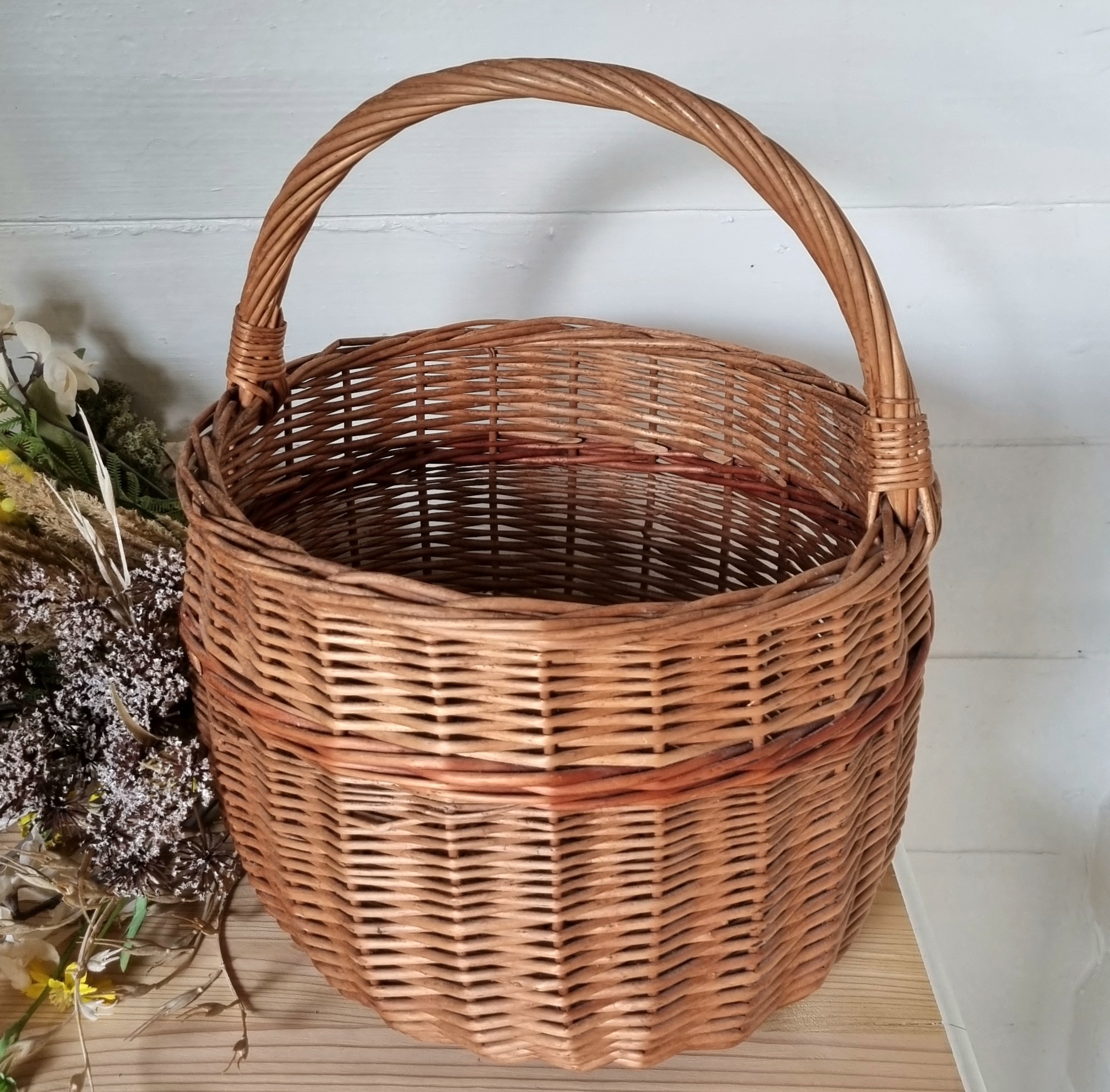 Flot gammel flet kurv med hank