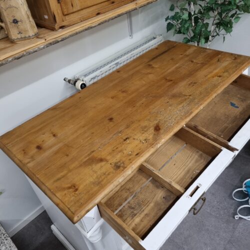 Stor gammel skænk med skuffer og hylder