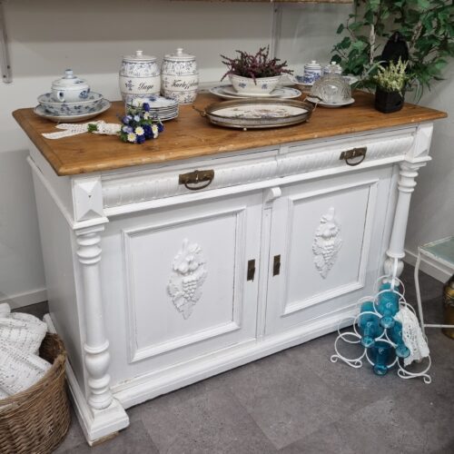 Stor gammel skænk med skuffer og hylder