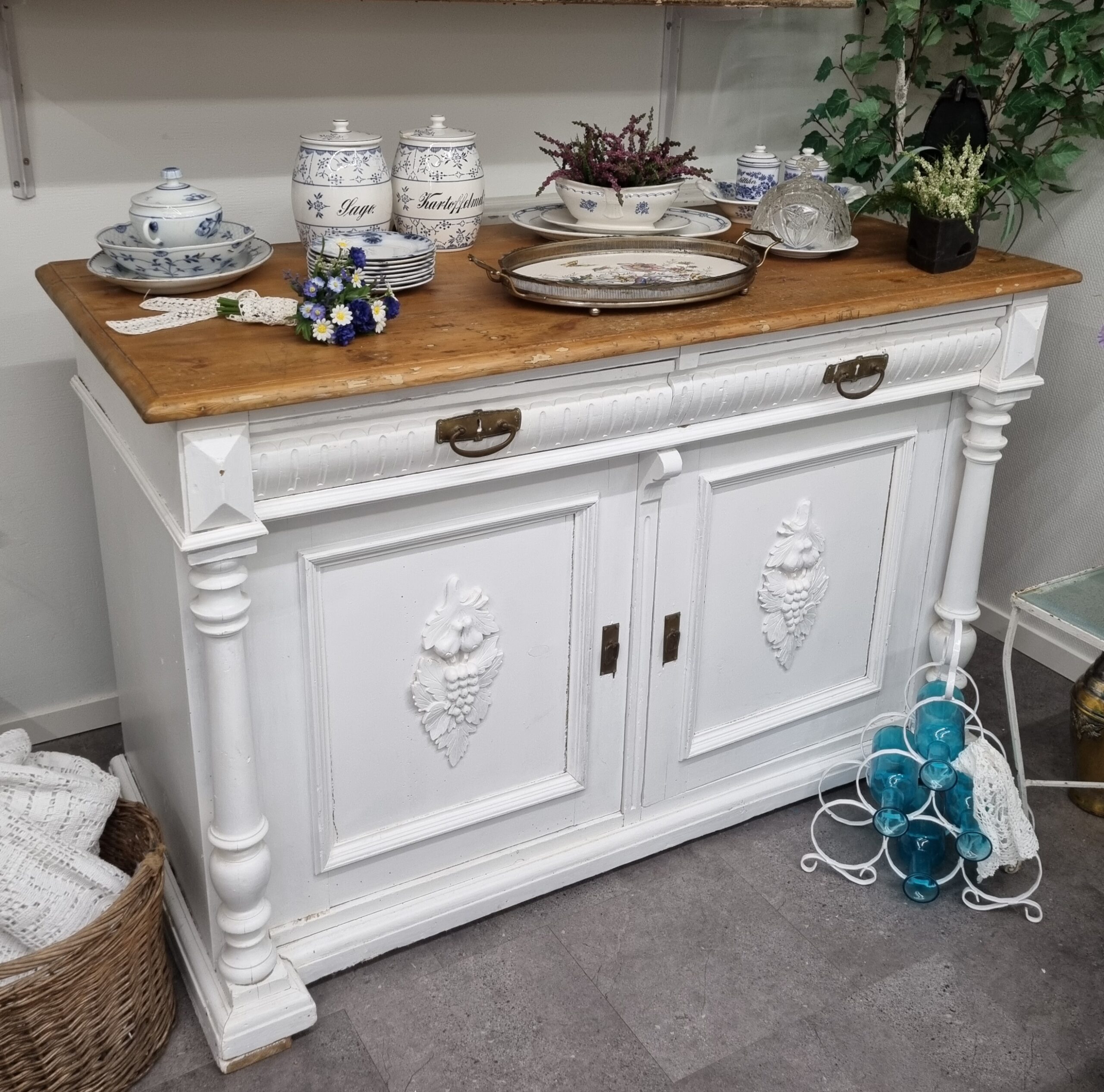 Stor gammel skænk med skuffer og hylder