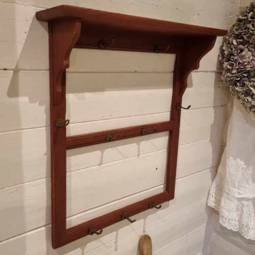 Flot gammel svenskrød hylde med knager