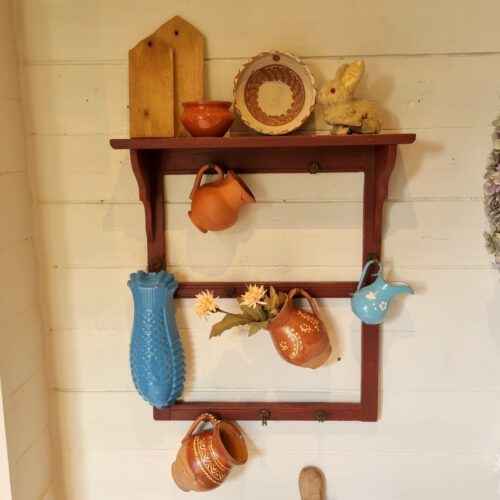 Flot gammel svenskrød hylde med knager