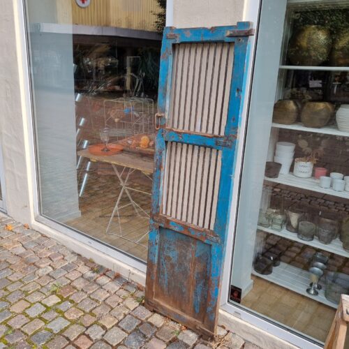 Flot rustik skodde dør med flot patina og beslag