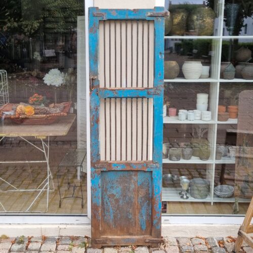 Flot rustik skodde dør med flot patina og beslag