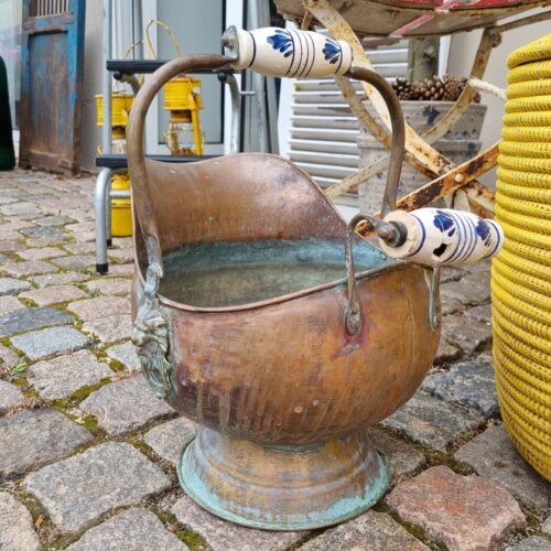 Gammel kobber spand med porcelæn på hankene – flot rustik