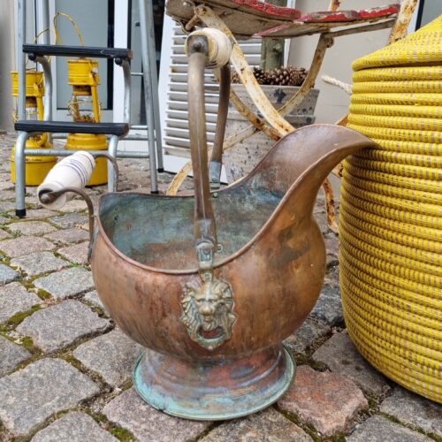 Gammel kobber spand med porcelæn på hankene – flot rustik