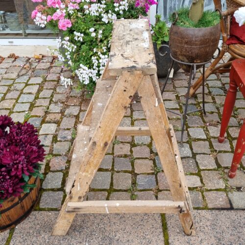 Robust gammel trappestige – med flot patina