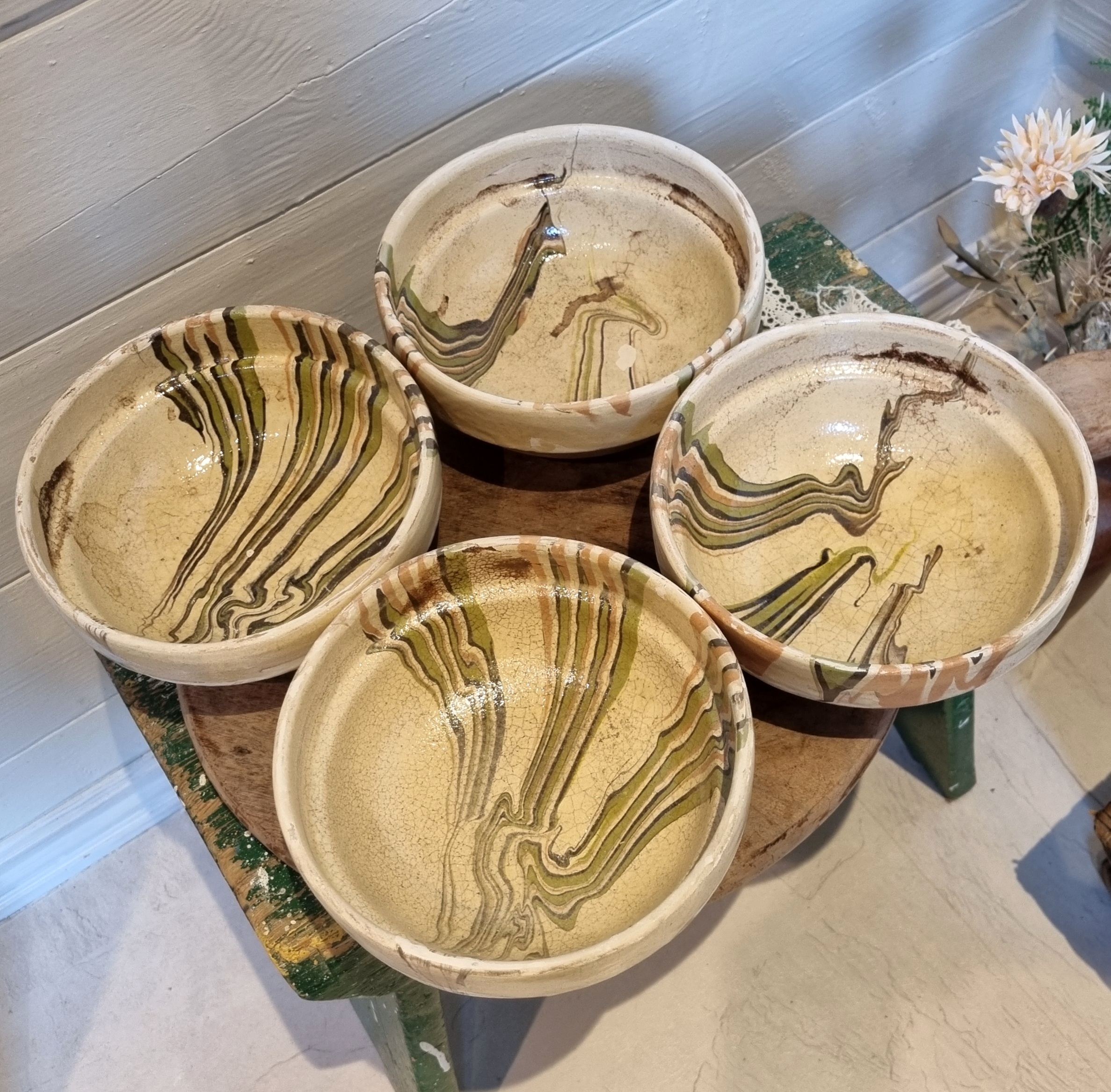 Smuk håndlavet creme lerskål