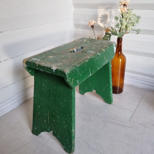 Antik stor skammel med skøn patinering