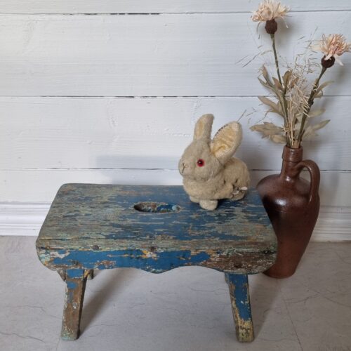 Antik lille skammel med skøn patina og afskalning