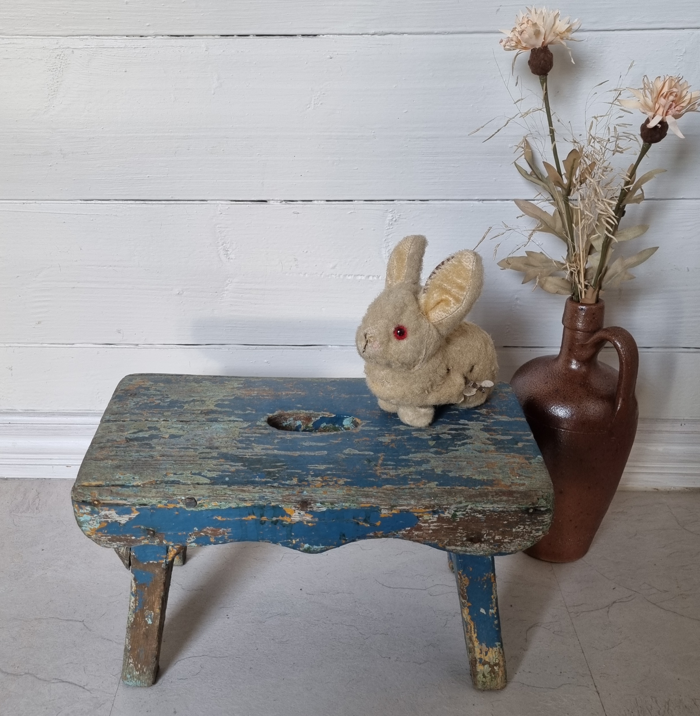 Antik lille skammel med skøn patina