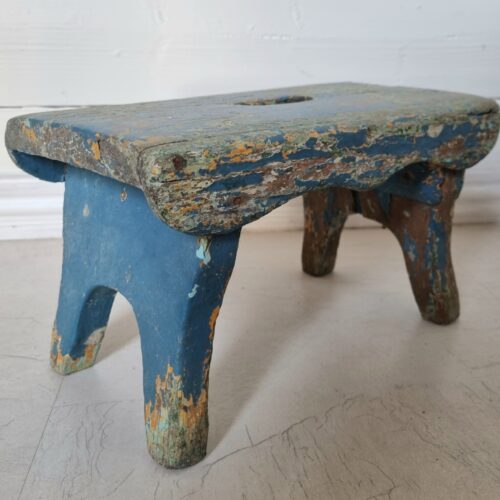 Antik lille skammel med skøn patina og afskalning