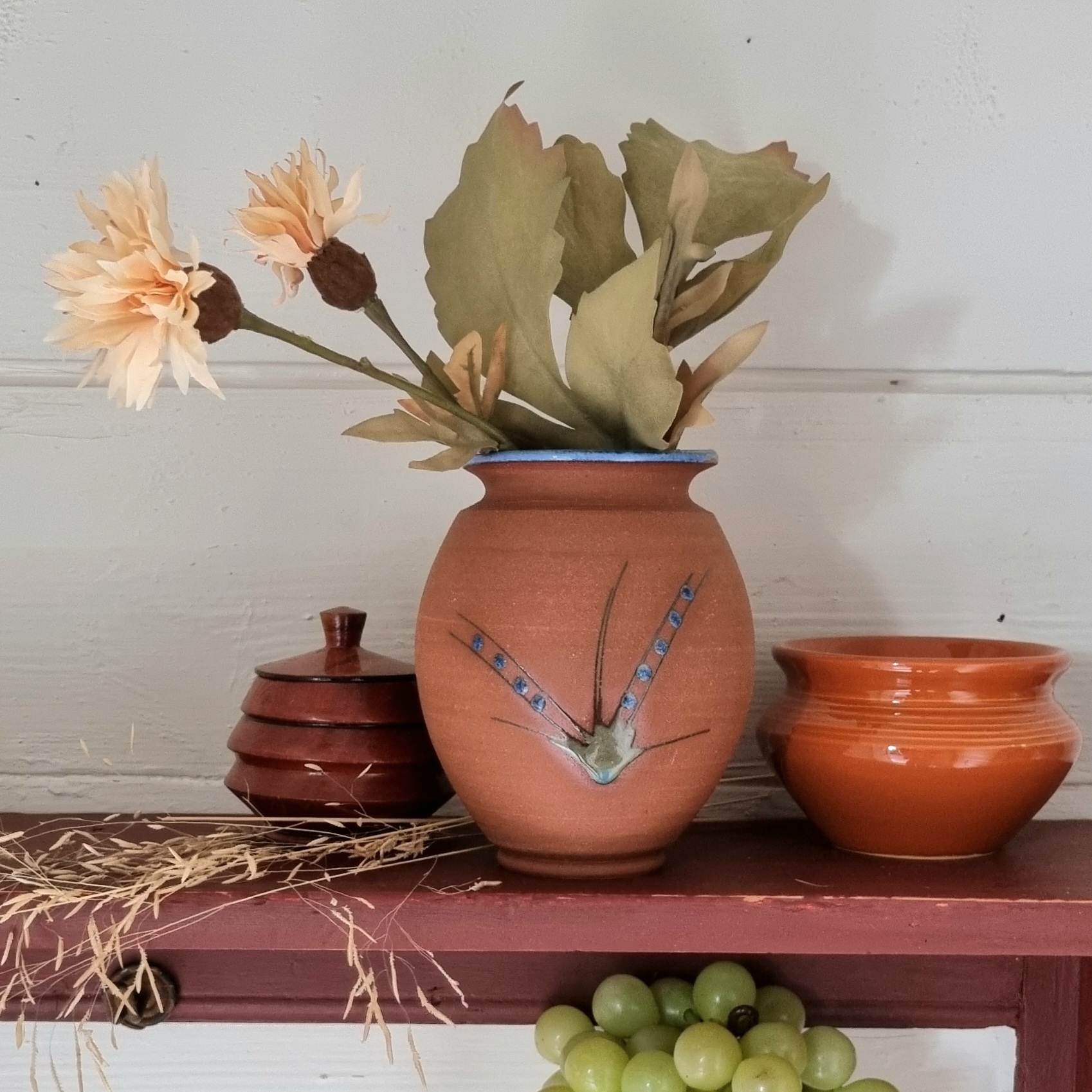 Keramik krukke med smuk blå glasur indvendigt og fint motiv