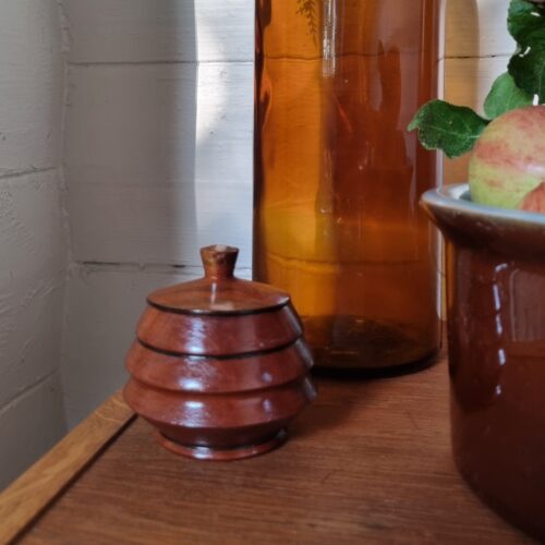 Sød lille træ krukke med låg