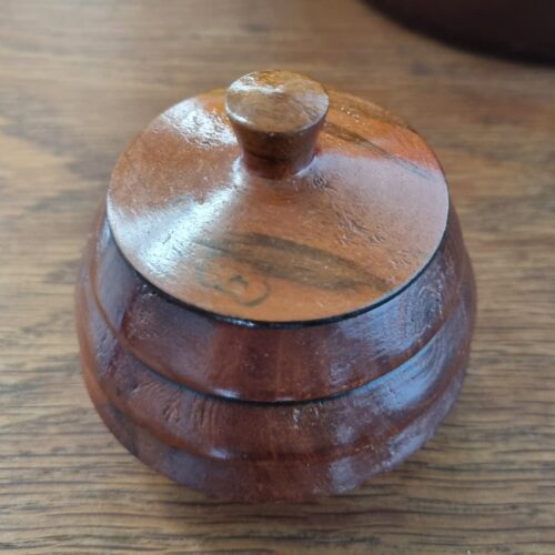 Sød lille træ krukke med låg